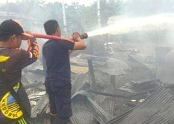 Dua Rumah Terbakar Ketika Matahari Terbit