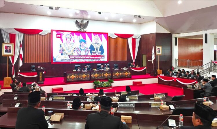 DPRD Mura bersama dengan Pemkab Mura saat melaksanakan Paripurna Istimewa dalam rangka mendengarkan pidato kenegaraan Presiden RI Joko Widodo