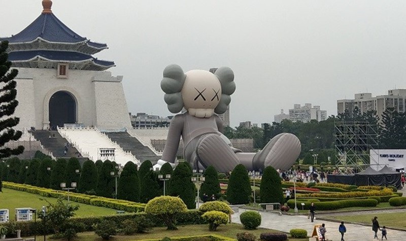 Gemes! Intip Foto-foto Imut ‘Boneka Raksasa’ dalam Project KAWS:Holiday Di Seluruh Dunia