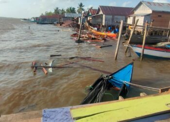 Sejumlah Rumah Warga Ambruk Dihantam Tongkang Muatan Kayu