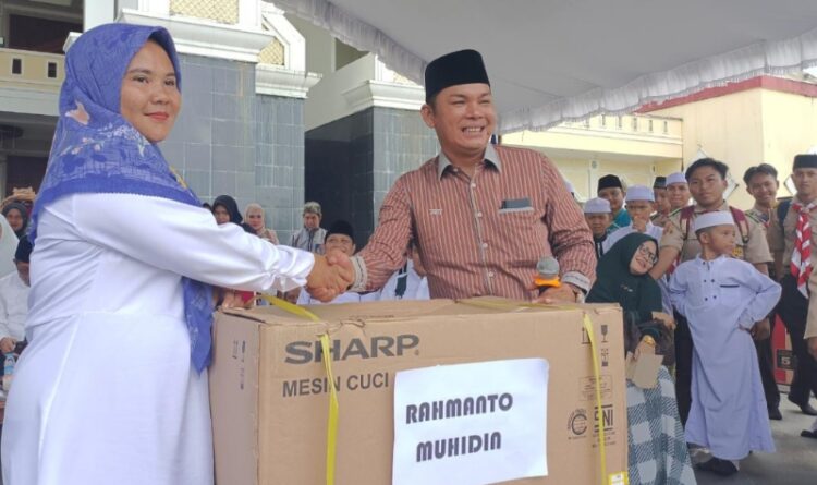 Wakil Ketua II DPRD Mura Serahkan Hadiah Doorprize Pawai 1 Muharam