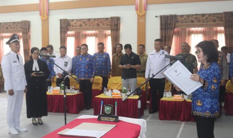 Bupati Pulang Pisau Pudjirustaty Narang saat memimpin pelantikan Pj Kepala Desa dan Anggota BPD, di aula Dinkes, Senin (18/9/2023) sore