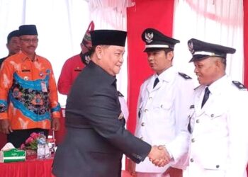 Bupati Kotim Halikinnor saat melantik Pj Kades setempat