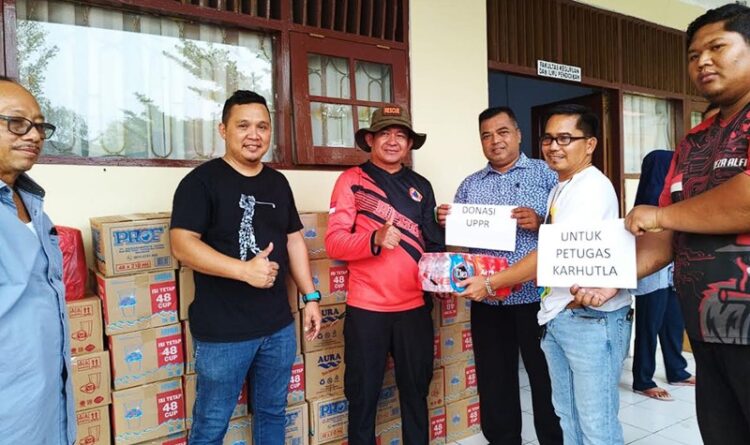 UPPR Bantu 70 Kotak Minuman ke Relawan Karhutla di Palangka Raya