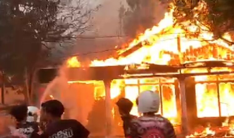 Rumah Ludes Dilalap Api, Korban Kebakaran di Desa Rodok Masih Syok