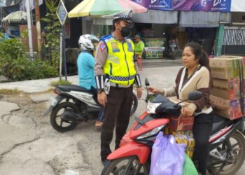 Satlantas Polres Katingan Tegur Pengendara Tak Pakai Helm