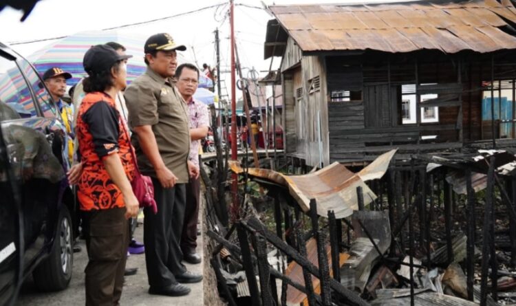 Edy Pratowo Tinjau Korban Kebakaran di Jalan Mendawai