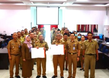 Saring Pimpin Penandatanganan Pakta Integritas dan Pengucapan Ikrar Netralitas ASN Jelang Pemilu Serentak Tahun 2024 di Inspektorat Daerah Kalteng