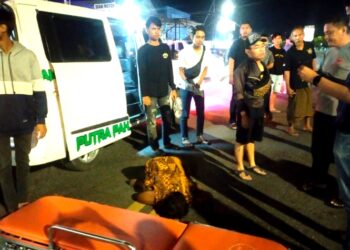 Wanita Penyeberang Jalan Terkapar Disambar Mobil