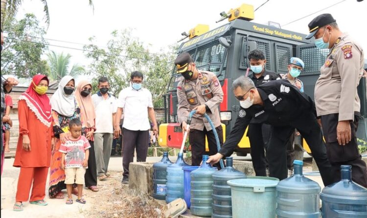 Maknai Hari Humas Polri, Polres Barsel Mendistribusikan Air Bersih kepada Warga