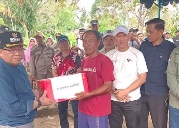 Pasca Kebakaran,Pj Bupati Sambangi Warga Berikan Bantuan