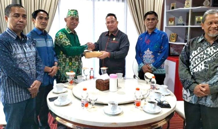Ketua DPRD Mura Telah Serahkan Dana untuk Pembangunan Masjid Muhammadiyah