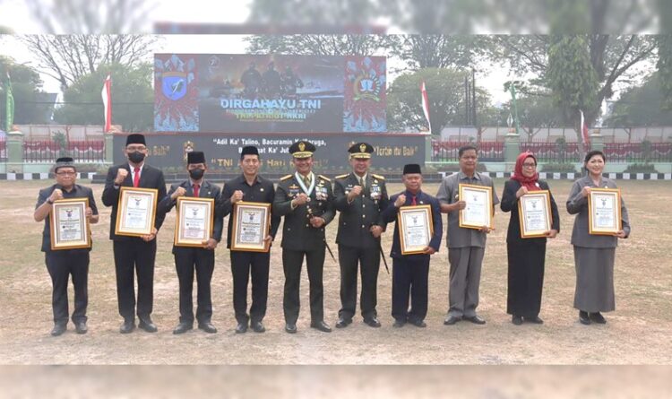Dukung Operasi Bakti TNI, Pj Bupati Seruyan Terima Penghargaan