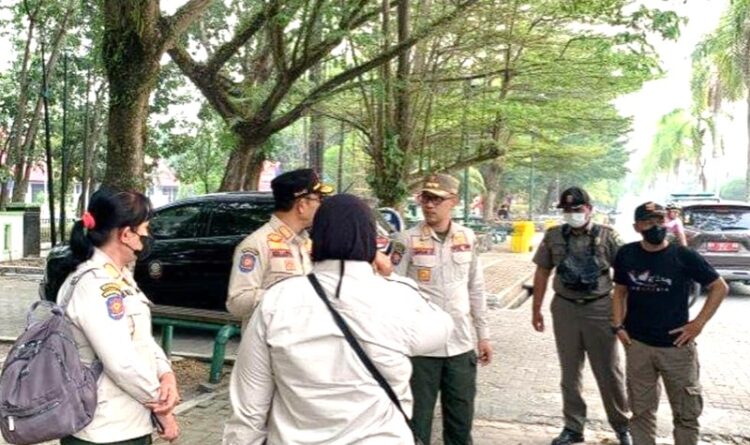 Kepala Satpop PP Kota Palangka Raya Berlianto bersama jajarannya ketika melakukan patroli di kawasan taman Jalan yos Sudarso.