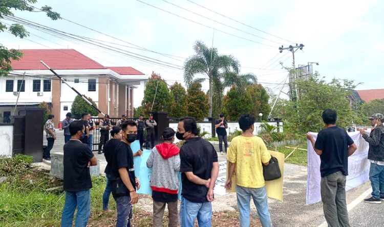 Warga Unjuk Rasa, Minta Tangkap Sejumlah Sejumlah Pejabat di kabupaten Kapuas