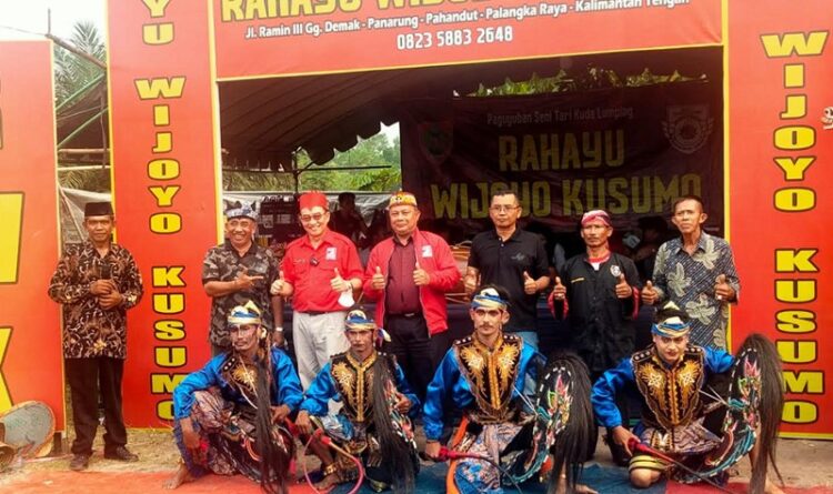 Saling Dukung, Warga Dayak Fasilitasi Pertunjukan Kesenian Jawa