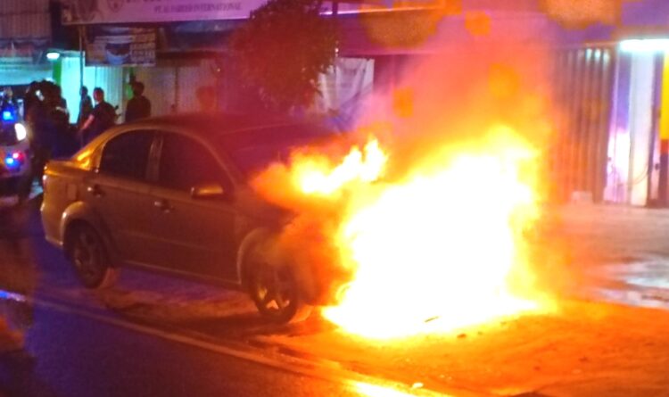 Geger! Mobil Sedan Terbakar di Jalan A Yani