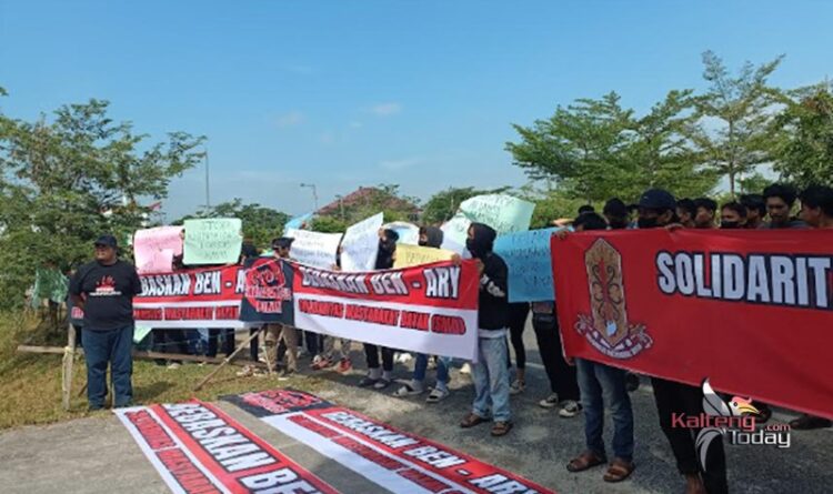 Massa Aksi SMD Unjuk Rasa di Depan Pengadilan Tipikor Palangka Raya