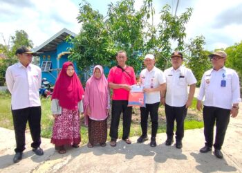 Sekda Serahkan Bantuan Pemkab Kapuas kepada Warga Musibah