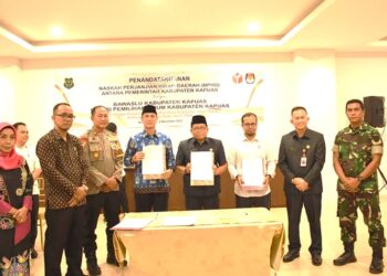Pj Bupati Kapuas Tanda Tangani NPHD Pilkada 2024 Bersama KPU dan Bawaslu