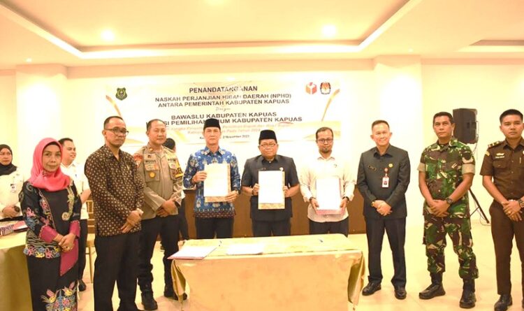 Pj Bupati Kapuas Tanda Tangani NPHD Pilkada 2024 Bersama KPU dan Bawaslu