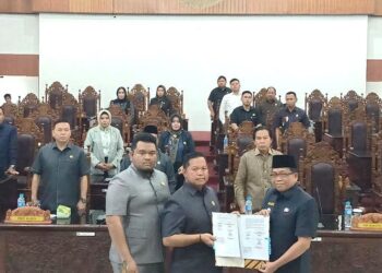 Pj Bupati bersama Pimpinan DPRD Kapuas Tanda Tangani Nota Kesepakatan KUA PPAS TA 2024