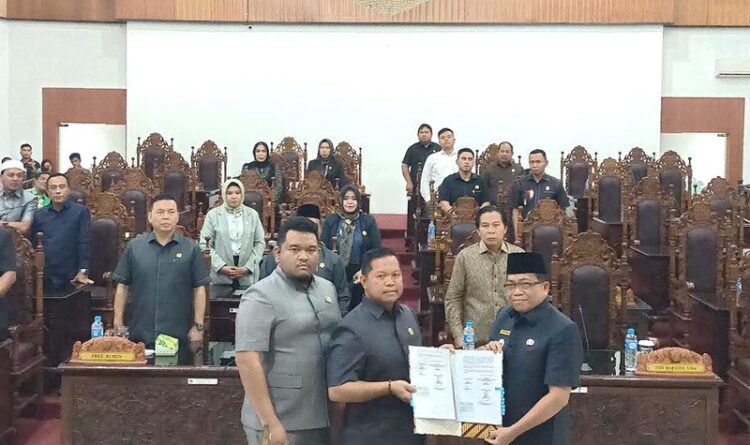 Pj Bupati bersama Pimpinan DPRD Kapuas Tanda Tangani Nota Kesepakatan KUA PPAS TA 2024
