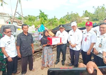 PJ Kapuas Sambangi Warga Terdampak Angin Kencang