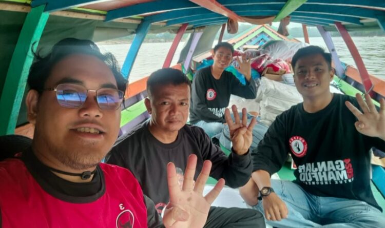 Sosialisasikan Willy Midel Yoseph , Tim Relawan Masuk Pelosok Gunakan Perahu Motor