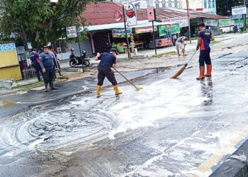 Sejumlah Pengendara Berguguran Lewati Oli Tumpah