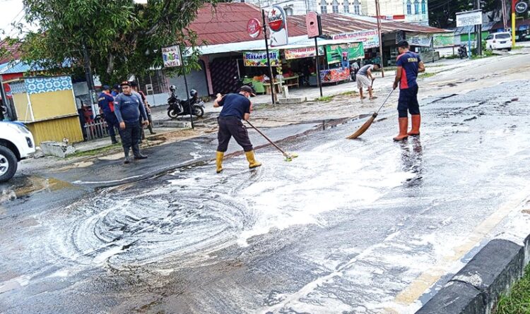 Sejumlah Pengendara Berguguran Lewati Oli Tumpah