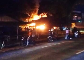 Bangunan Bekas Rumah Makan Ludes Terbakar
