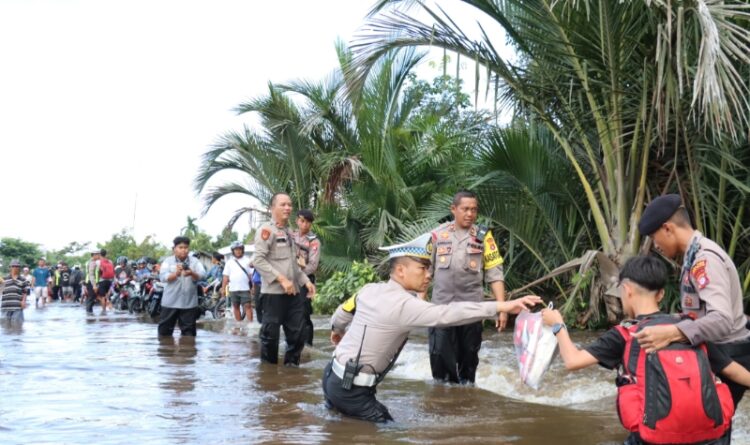 Personel Polres Barsel Sigap Membantu Pengendara Terdampak Banjir