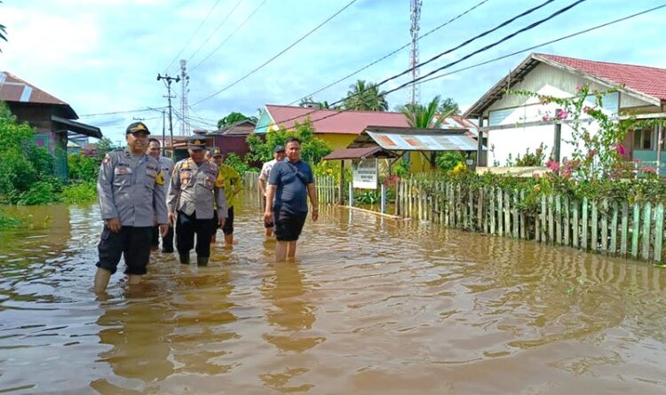Antisipasi Banjir, Camat Pendang bersama Kapolsek Melaksanakan Patroli