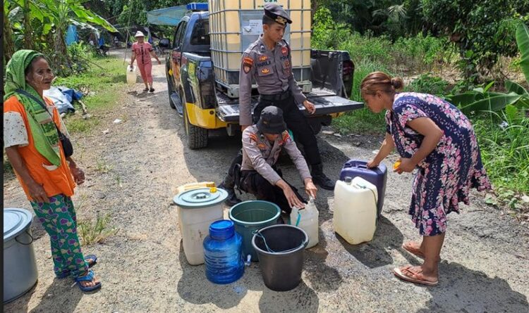 Pasca Banjir, Polres Barsel Distribusikan Air Bersih kepada Warga