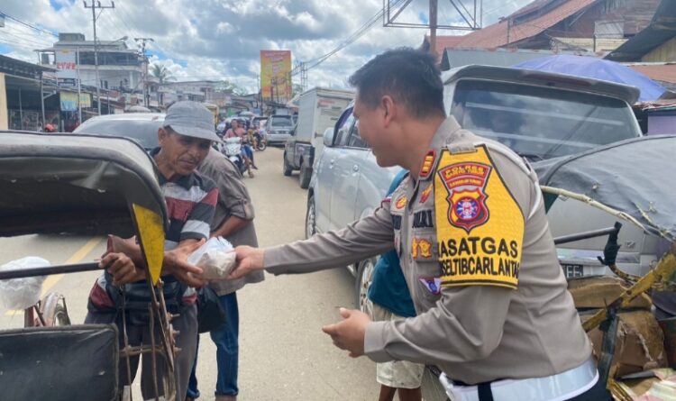 Jumat Berkah, 50 Nasi Bungkus Dibagikan Untuk Abang Becak dan Amang Kuli Angkut di Pasar Ampah