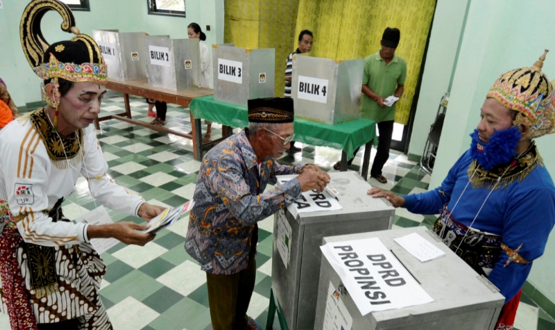 Hanya di Indonesia, Petugas KPPS Meriahkan Pemilu 2024 dengan Kostum Unik dan Nyentrik
