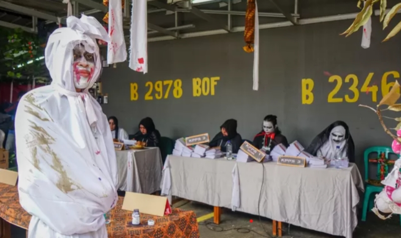Hanya di Indonesia, Petugas KPPS Meriahkan Pemilu 2024 dengan Kostum Unik dan Nyentrik