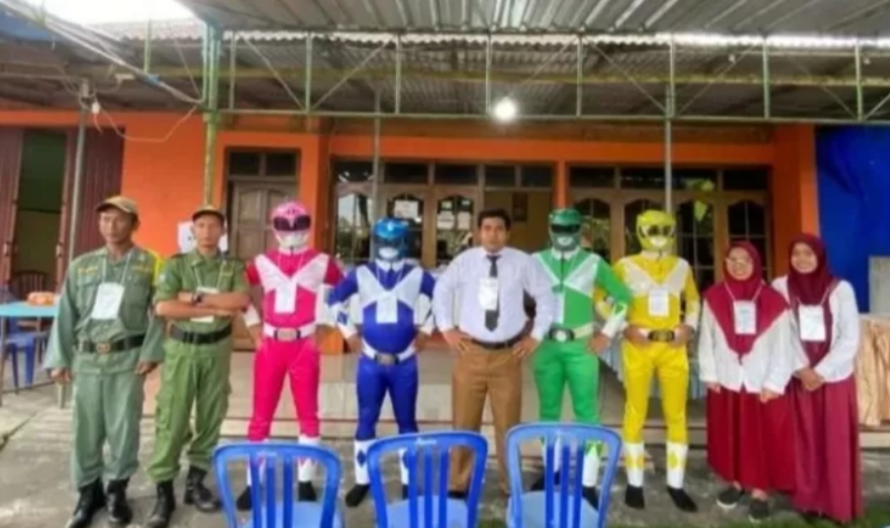 Hanya di Indonesia, Petugas KPPS Meriahkan Pemilu 2024 dengan Kostum Unik dan Nyentrik 