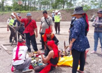 Diduga Garap Lahan Warga, Jalan PT MUTU Di Portal dengan Sanksi Adat