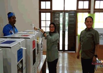 Pj Bupati Barsel bersama Isteri Melakukan Pencoblosan di TPS 40