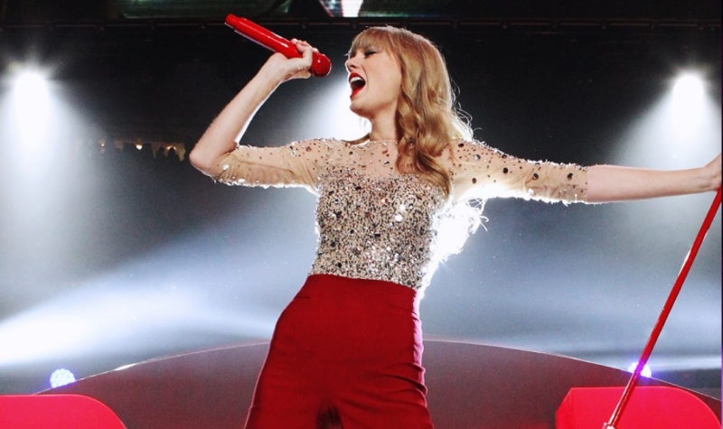 Referensi Outfit saat Nonton Konser Taylor Swift Sesuai Albumnya 