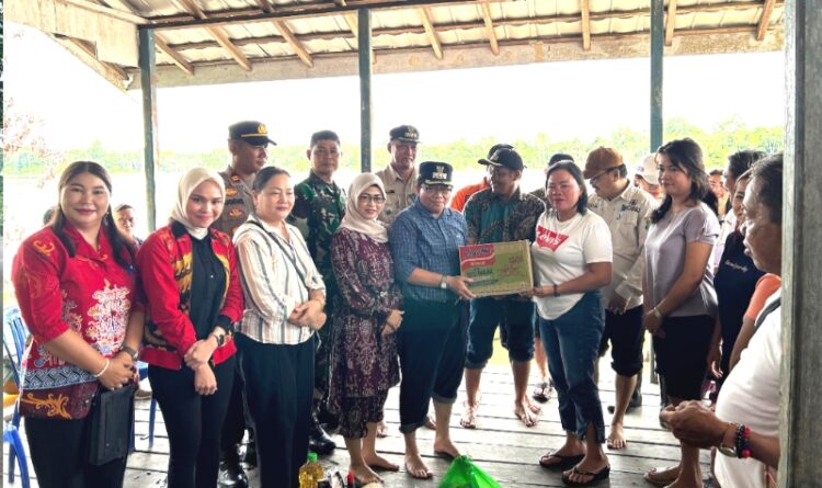 Pj Bupati Kapuas Menyerahkan Bantuan Sembako Kepada Warga Terdampak Banjir