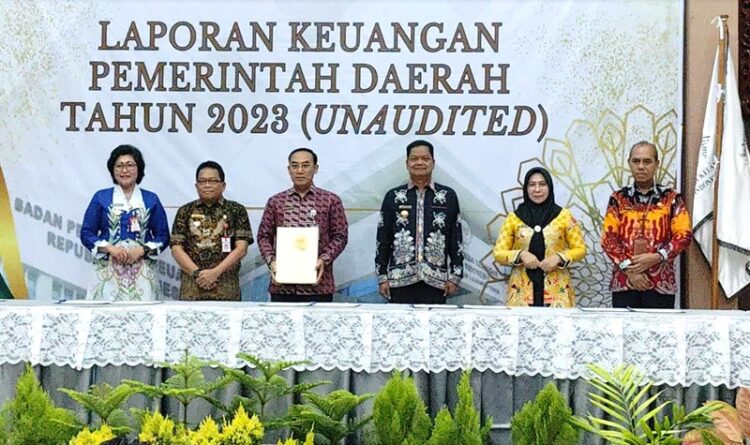 Pj Bupati Kapuas Erlin Hardi Serahkan LKPD Tahun 2023 Kepada BPK RI Perwakilan