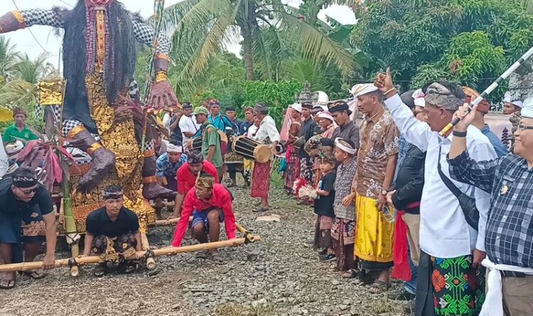Pj Bupati Kapuas Erlin Hardi Melepas Ogoh Ogoh Jelang Tahun Baru Saka
