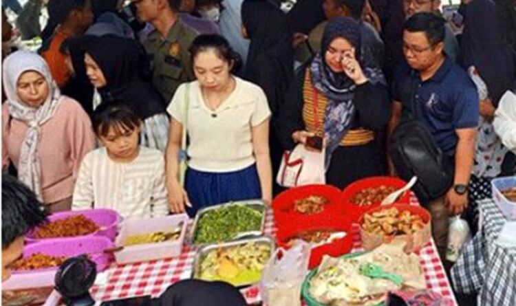 Warga Non Muslim Juga Turut Menikmati Keberadaan Pasar Wadai Ramadhan