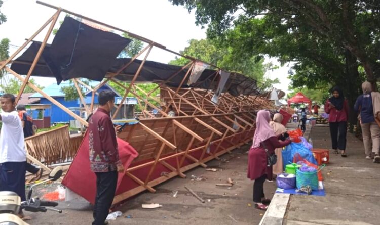 Angin Kencang Robohkan Lapak Jajanan Pasar Ramadhan 1445 Hijriah