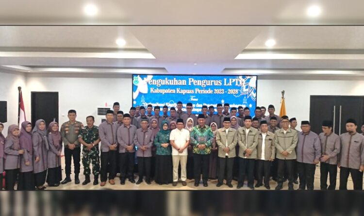 Pj Bupati Kapuas Mengukuhkan Pengurus LPTQ Kabupaten Kapuas 2023-2028