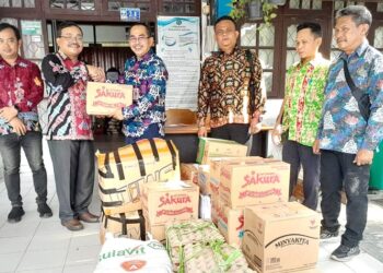 Sekretariat DPRD Peduli Warga Desa Mambulau Salurkan Bantuan