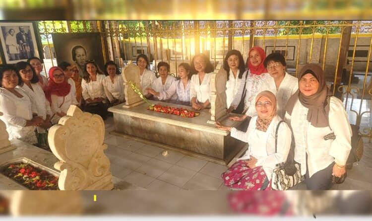 DWP UPR Mengadakan Wisata Ziarah dan Edukasi ke Makam serta Museum R.A.Kartini di Rembang
